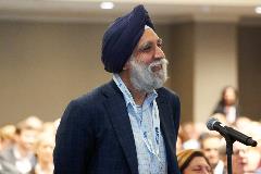 Audience member takes advantage of the Q & A to engage in a didactic discussion with our panelists.